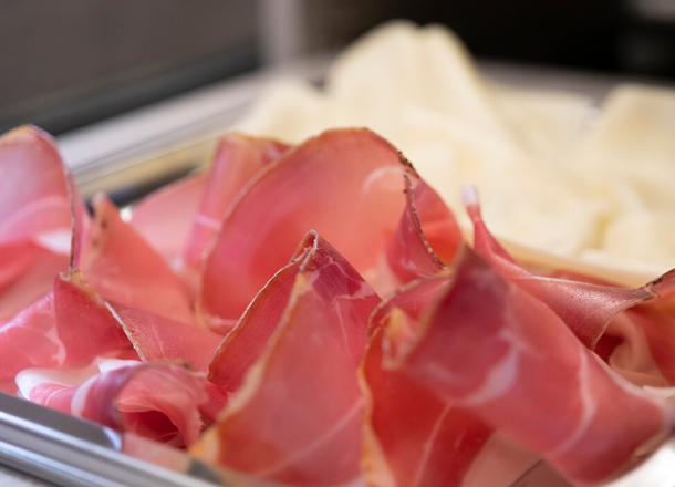 petit déjeuner continental avec charcuterie